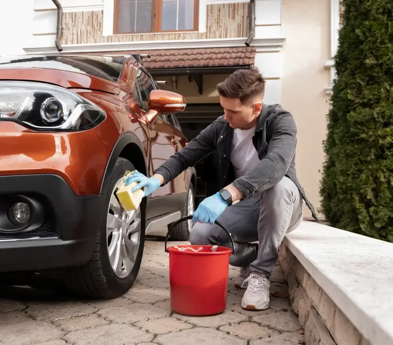Lavage auto à domicile Soorts-Hossegor : professionnel intervenant sur un véhicule